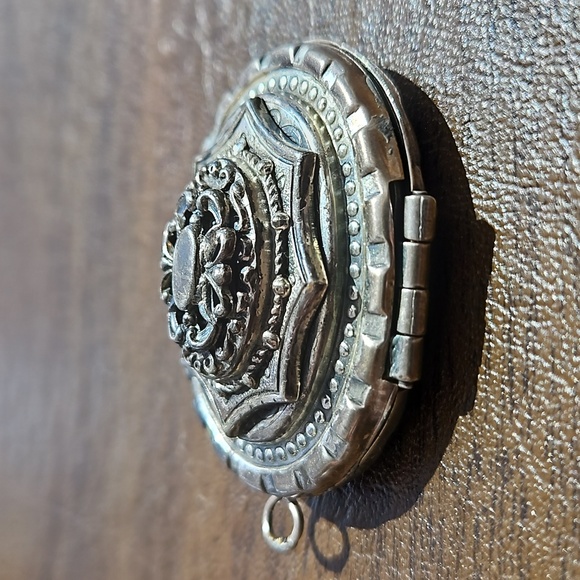 Vintage Intricate Locket - Picture 4 of 6